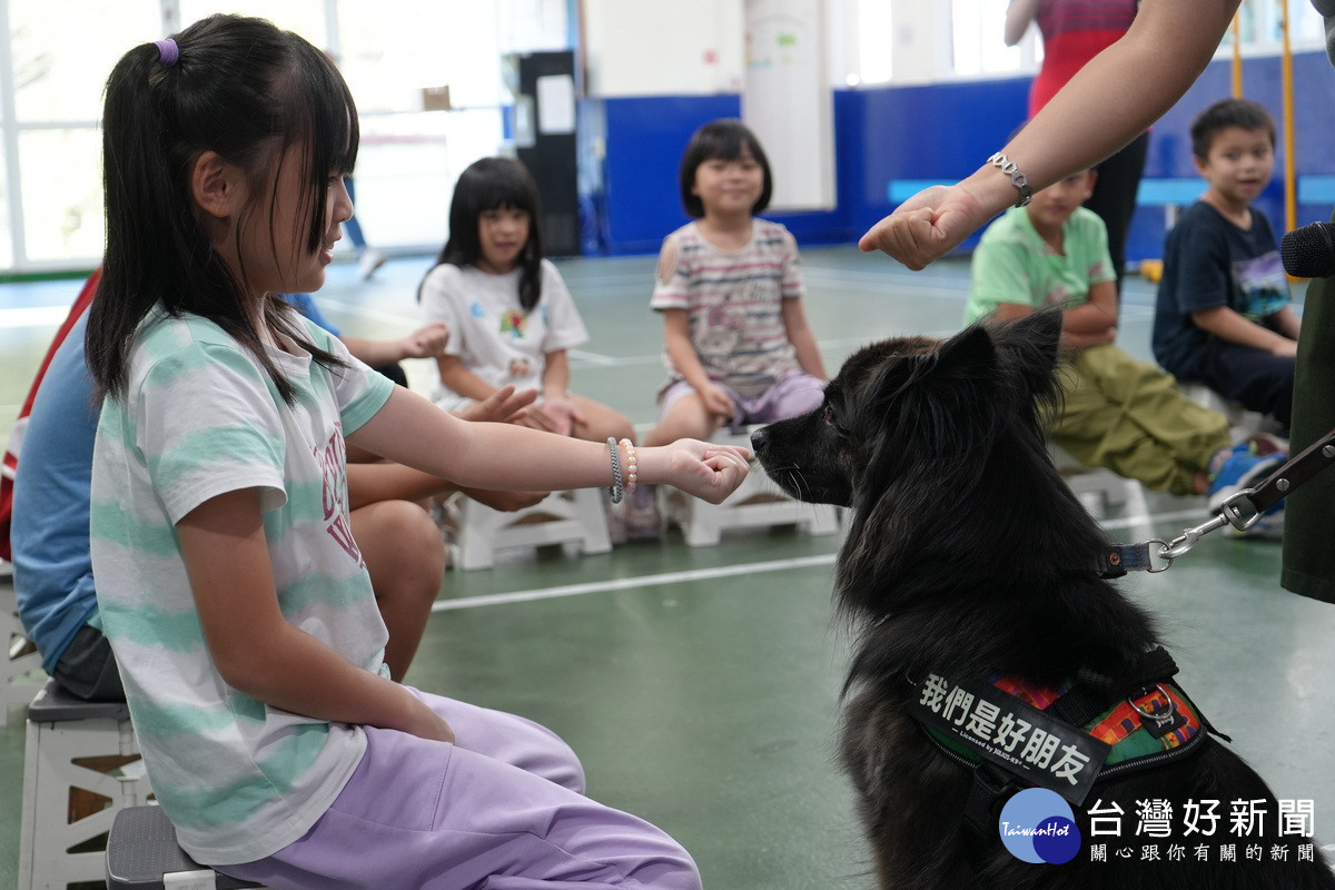 學生在「狗老師進教室」課程中，與心輔犬互動體驗，學習尊重生命、理解情緒與建立信任關係。<br /><br /> 