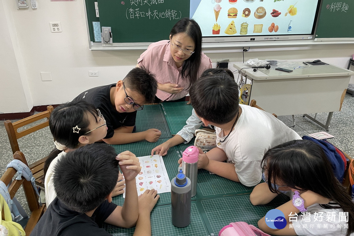 「真心話大冒險」課程中，講師與學生互動討論。<br /><br /> <br /><br /> 