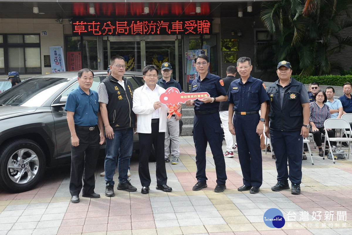 南投縣商業會廖理事長代表贈偵防車予草屯分局。（草屯分局提供)