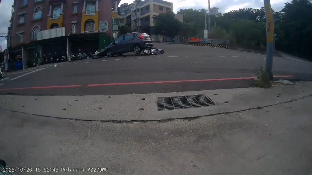 影/女駕駛倒車輾過騎士!一度停下又踩油門「拖行10公尺」才停下 目擊民眾:三寶無處不在