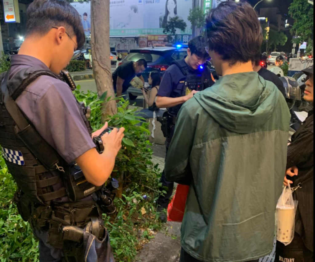 影/海安路萬聖節傳偷拍!提袋放手機攝裙底 警到場帶上警車