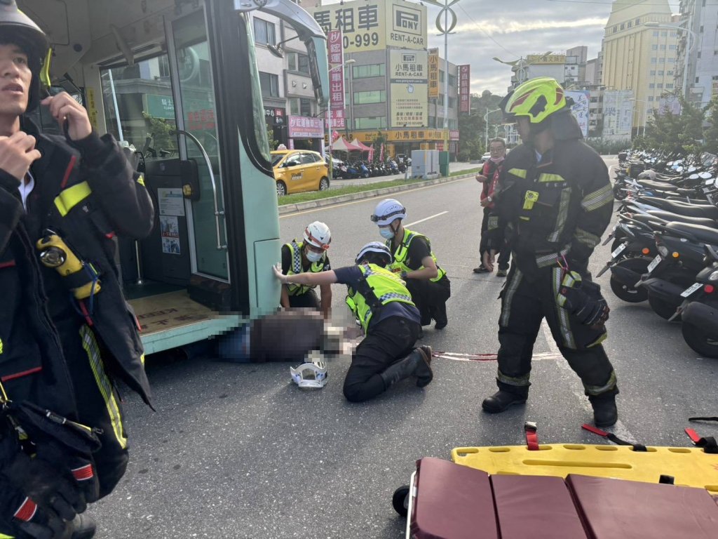 花蓮公車左轉撞上行人 7旬翁「頭部重創」捲車底命危