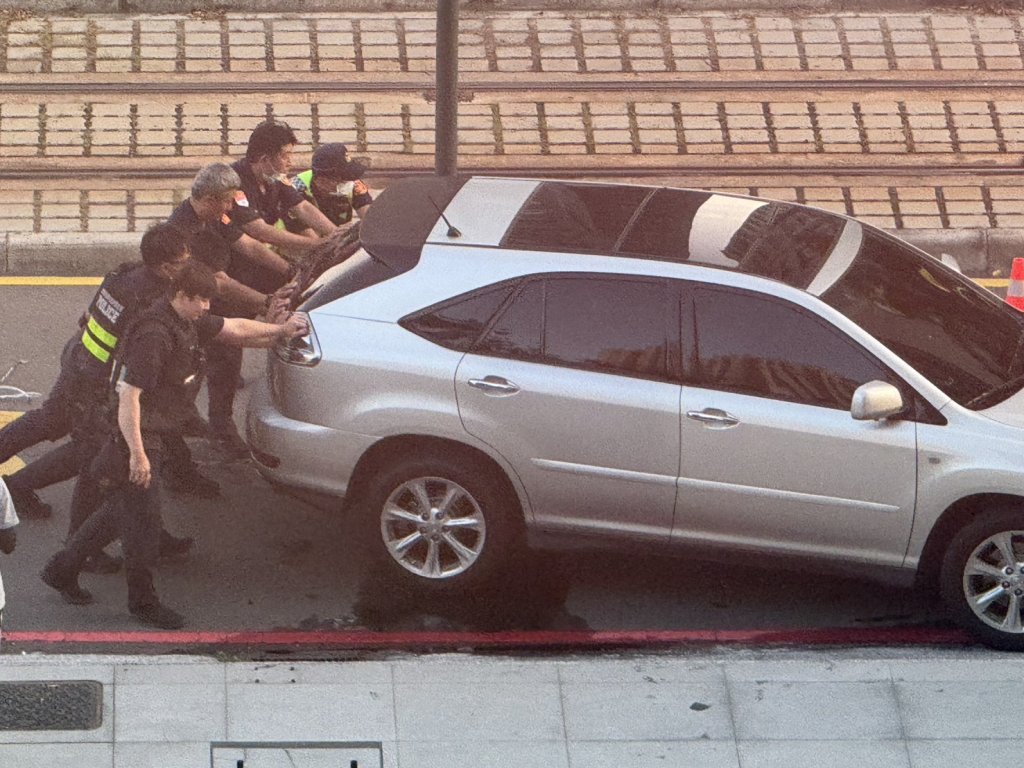 左轉一撞!高雄輕軌號誌被擊落 大批員警幫忙推車