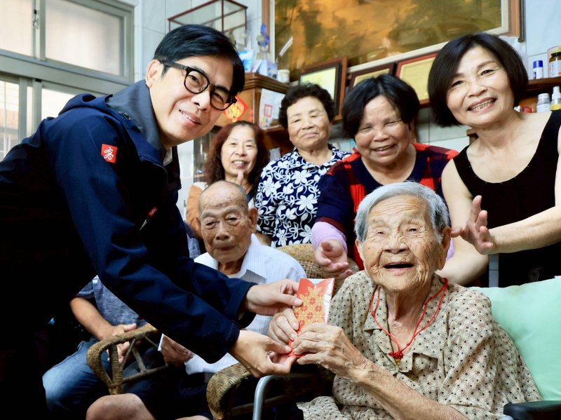 重陽佳節!陳其邁訪百歲人瑞夫妻 賀福壽雙全