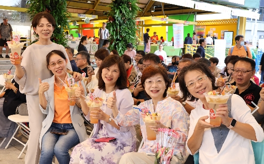▲農金署周妙芳副署長、台灣金聯資產管理公司宮文萍董事長、佳冬鄉農會林淑玲總幹事等產官學貴賓享用"透紅佳人冰鑽派對"(記者 李堂安 翻攝)
