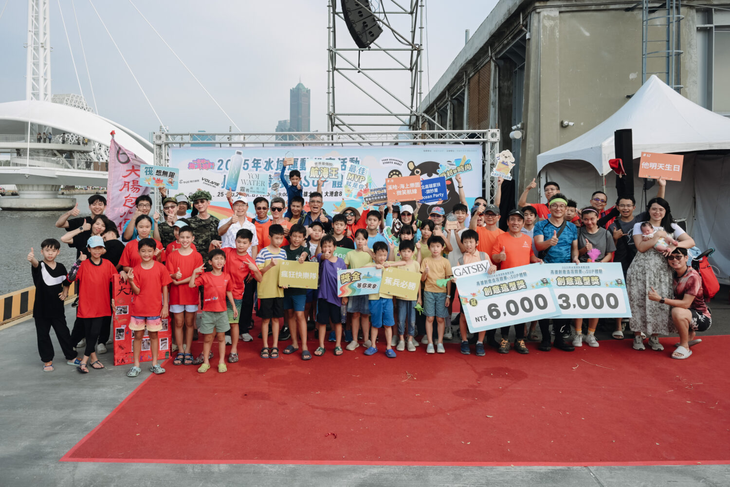 萬人湧進大港橋觀賽 百隊創意船筏乘風破浪「2025高雄創意造筏競賽」圓滿落幕