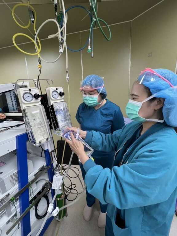 ▲職場導師(右)指導學員(左)學習手術儀器操作。(圖/中彰投分署提供)