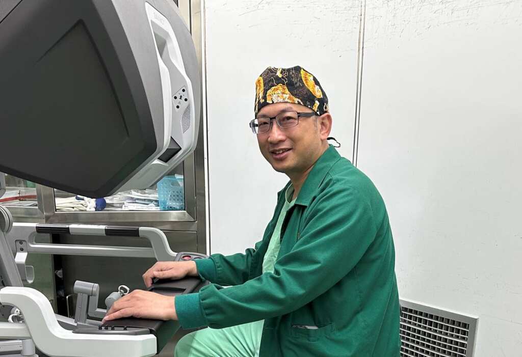 ▲黃挺碩副院長表示,達文西腹腔鏡手術能降低複雜術中風險,是處理高難度重建個案的重要利器。(圖/大里仁愛醫院提供)