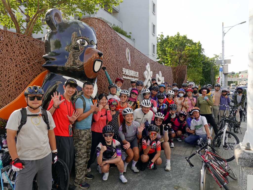 ▲台韓網紅與車友於參山處門口開心合照,展現滿滿活力。(圖/參山國家風景區管理處提供)