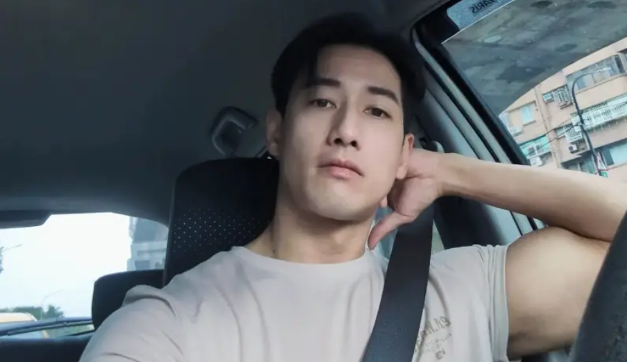 藝人周孝安因酒後移車,涉嫌公共危險罪遭員警逮捕。(圖/翻攝臉書)