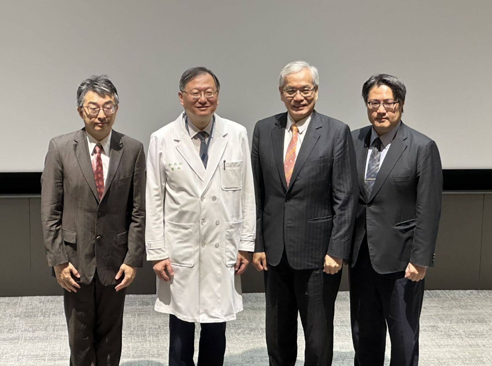 台大兒科值班「時薪900元」挨酸 院長不忍了!批發言要負責任 208 台大兒科值班「時薪900元」挨酸 院長不忍了!批發言要負責任 207