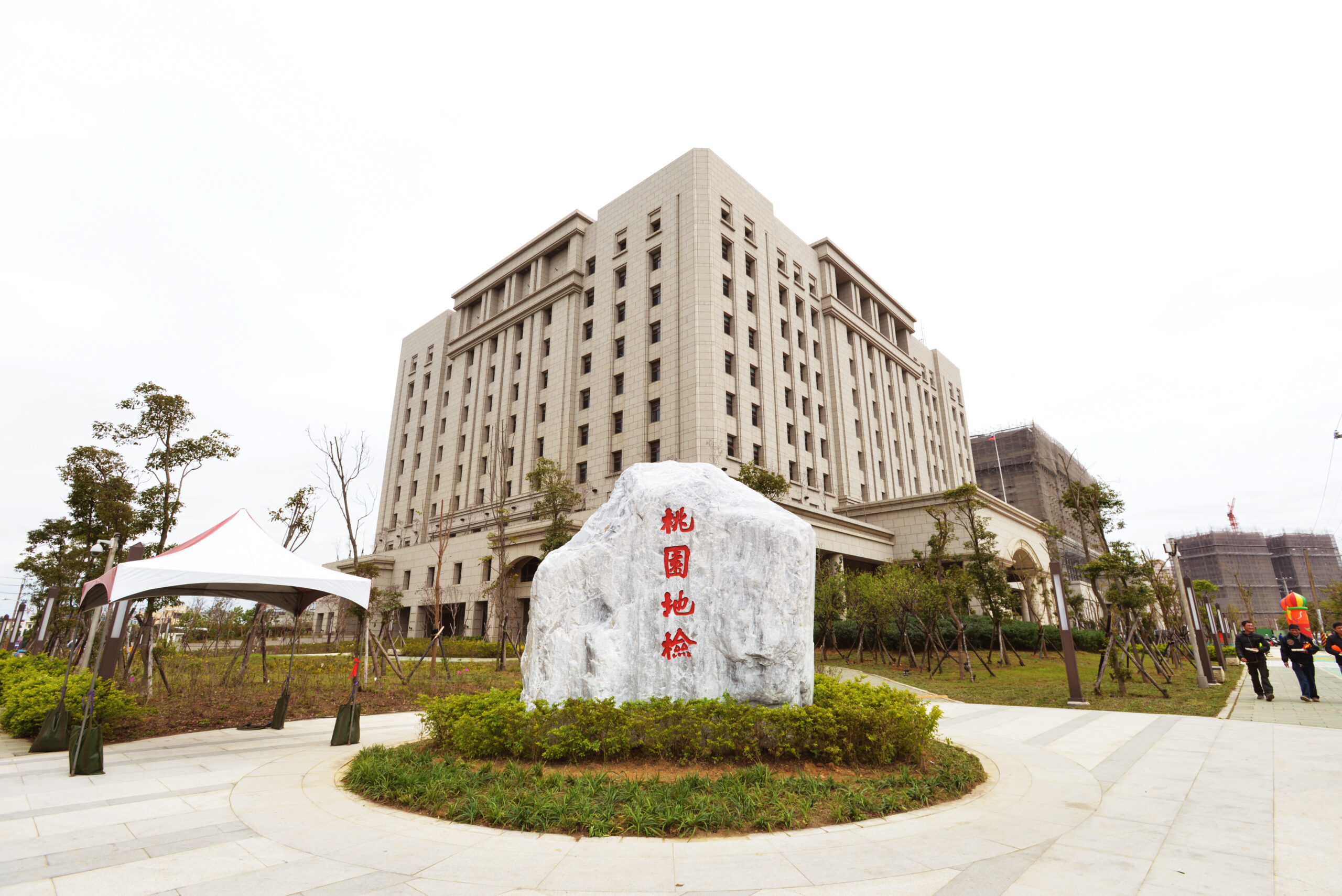 桃市經發局爆收賄 施姓科長遭搜索帶回 前副局長列證人協助調查 DSC 5939 地檢署 法院 scaled