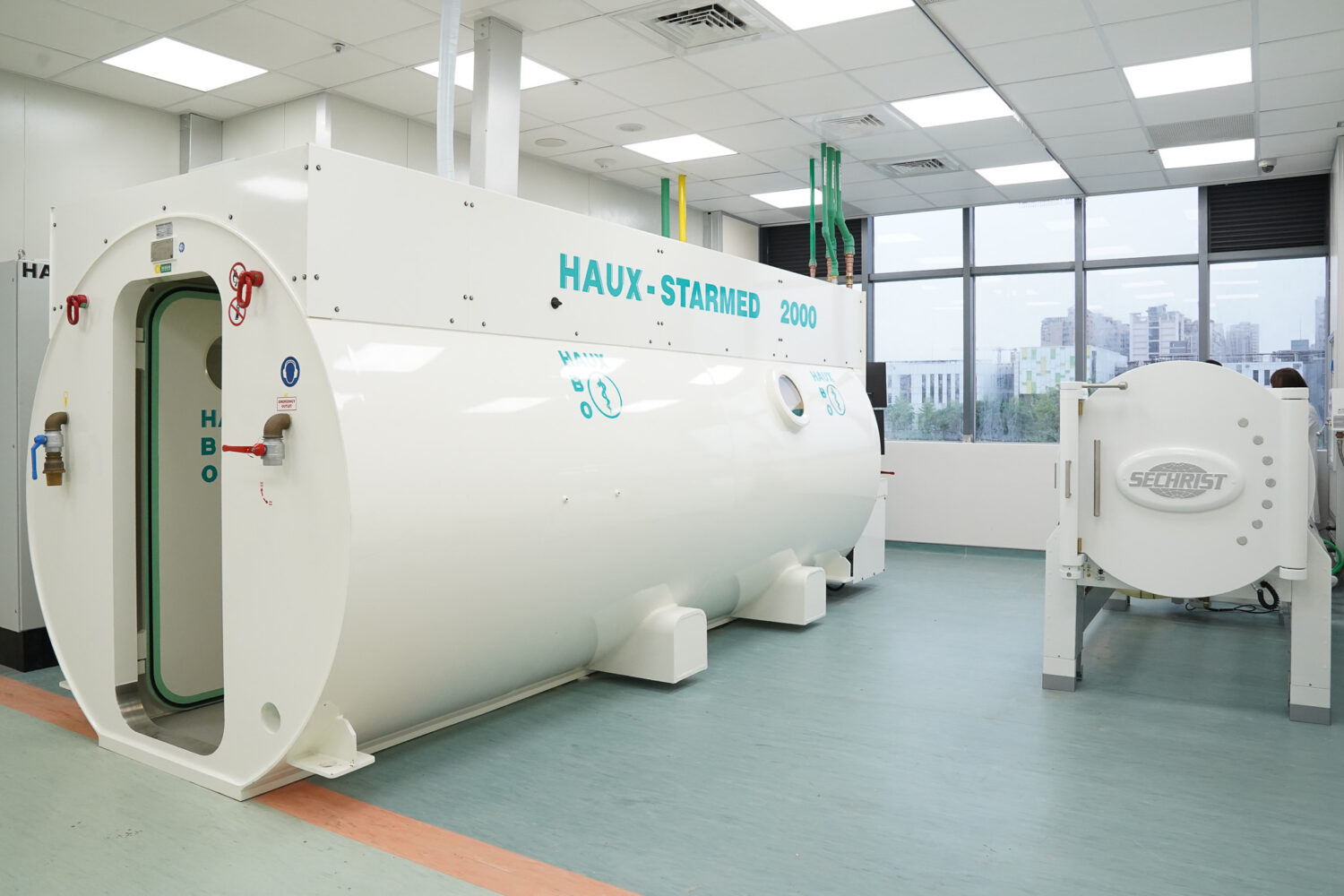中國醫藥大學新竹附設醫院設置高壓氧治療中心,配置大型HAUX-STARMED 2000多人艙與SECHRIST單人艙,提供突發性耳聾、潛水夫病、一氧化碳中毒等病患安全有效的高壓氧治療。(圖/記者張家燁翻攝)