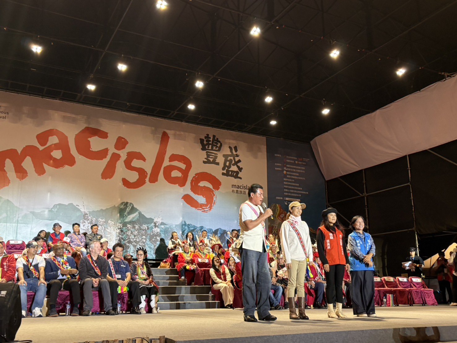 國民黨平地原住民立法委員黃仁(前左1)親自出席「114年度桃園原住民族ho hai yan聯合豐年節」開幕。(圖/黃仁國會辦公室)
