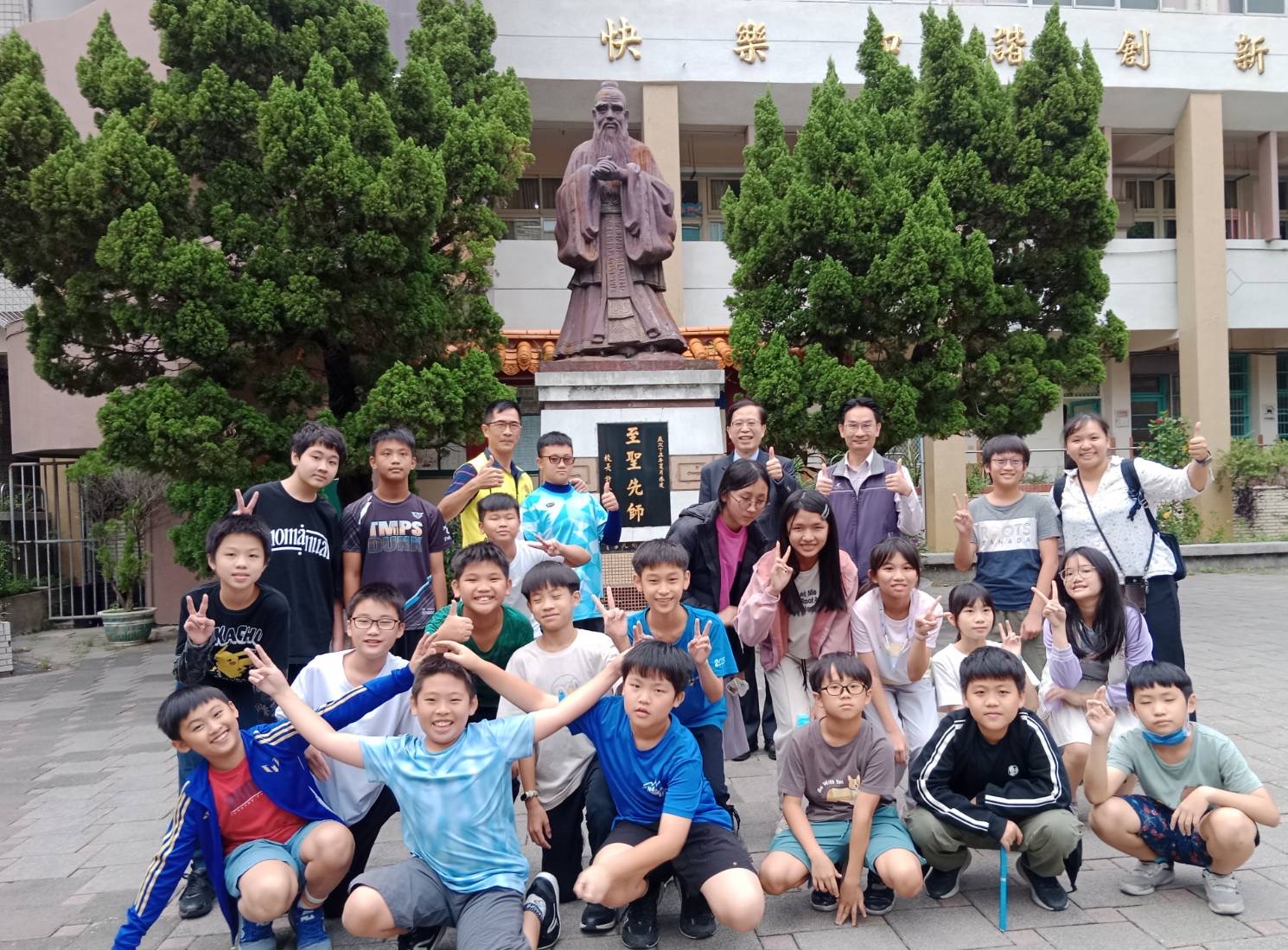 師大副校長宋曜廷到東門國小完成簽署後,與師生們開心合影,揭開智慧閱讀新篇章。(圖/記者黃溎芬攝影)