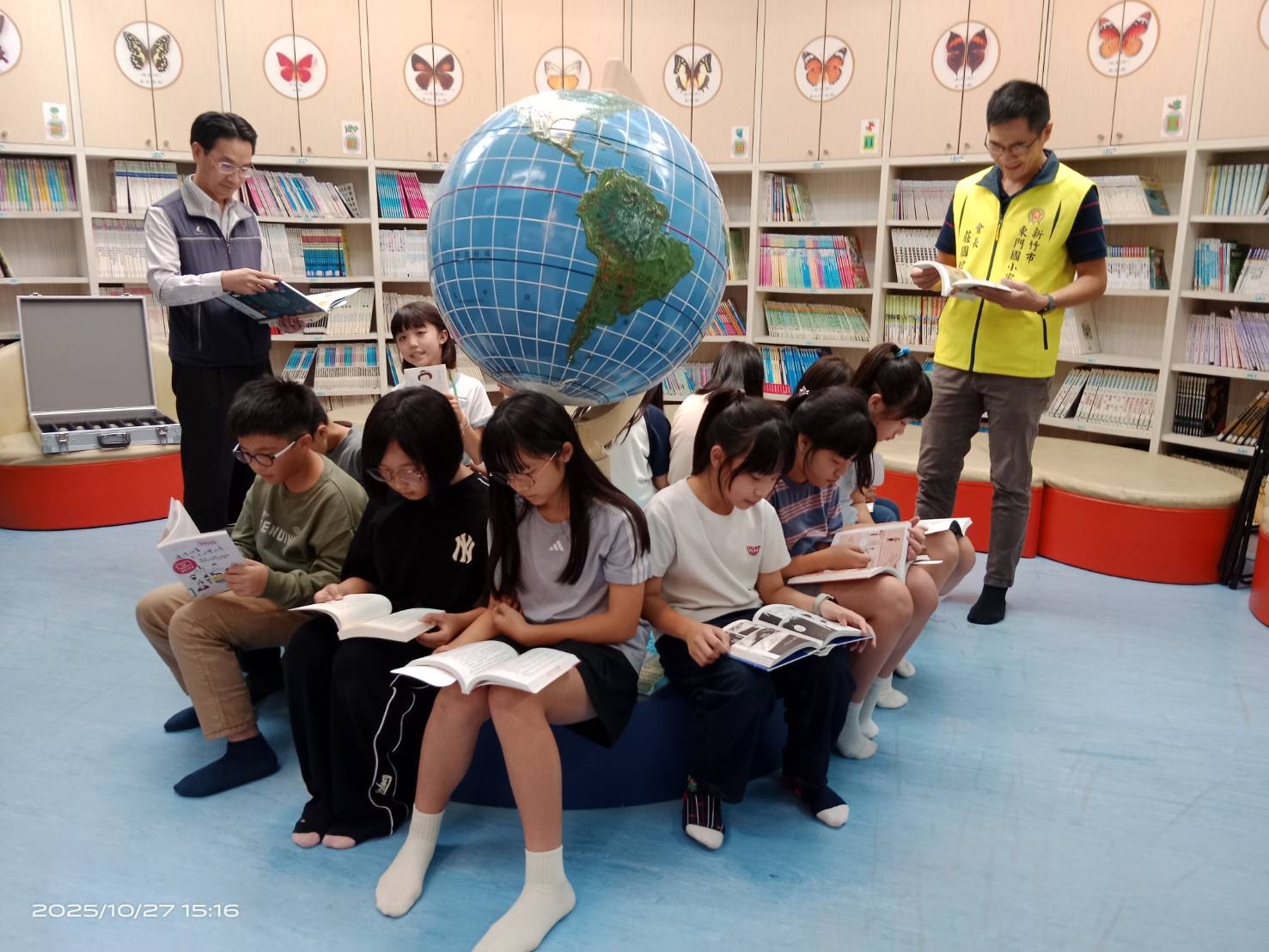 新竹市東門國小校長林啓誠偕領師生們,展開地球公民智慧好優閱。(圖/記者黃溎芬攝影)