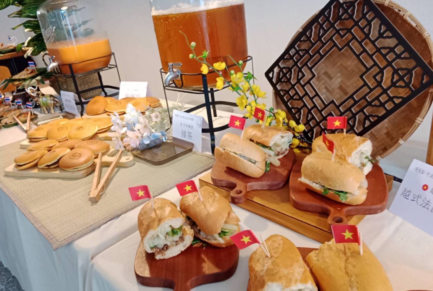 越南餐食組以法國長棍夾蔬菜與鹹香肉片,搭配檸檬綠茶品出清爽層次。(圖/記者黃溎芬翻攝)
