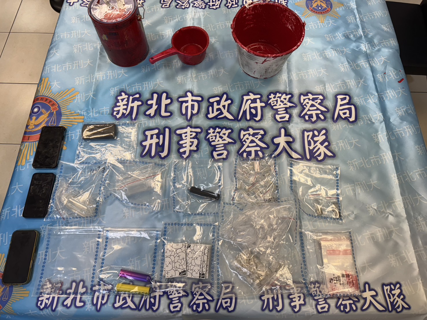 警方查扣討債作案工具及證物。（記者徐煜勝翻攝）