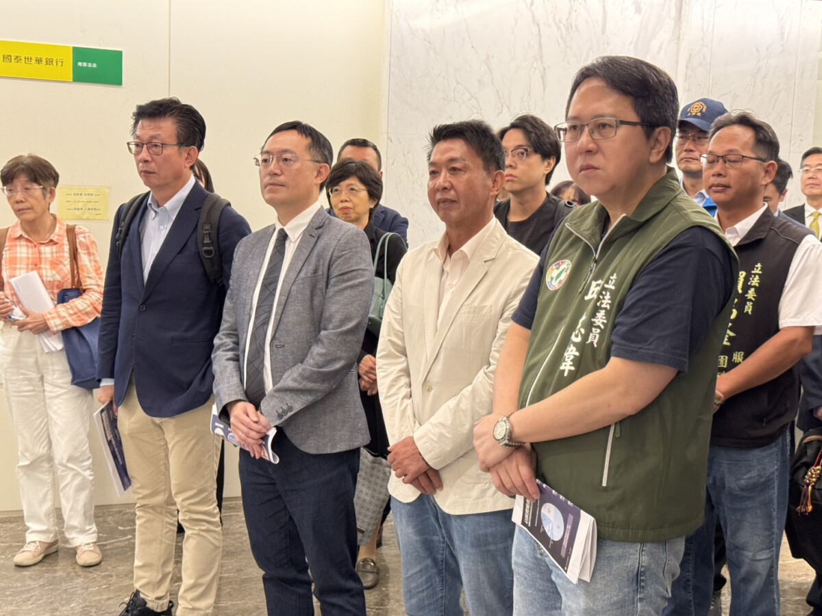 ▲許智傑南下考察高雄金融專區,吸引國際銀行進駐。