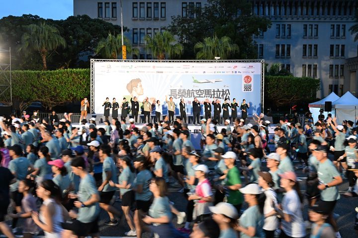 「2025長榮航空馬拉松」10/26在總統府前盛大開跑,今年吸引52個國家、共計24,000名海、內外跑者集聚。 記者-王政/攝