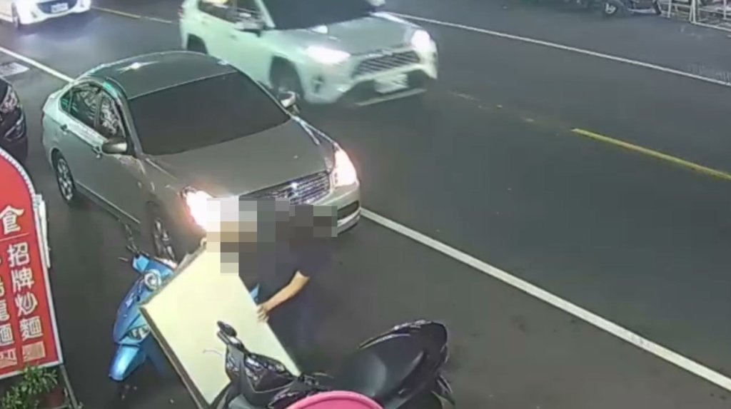 起步沒注意ㄎㄧㄤ倒機車！台中女駕駛「以為沒事」開走　結果罰單、吊照全來了
