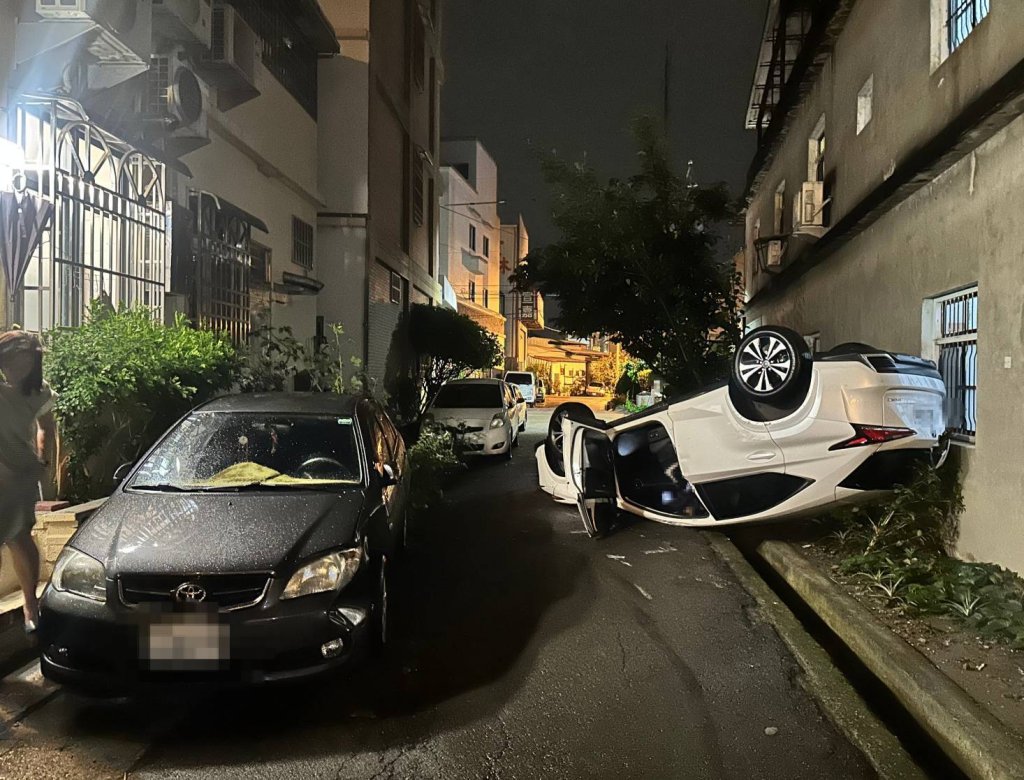 醉到翻!台中男凌晨酒駕自撞他車 車翻人沒事、罰單跑不掉