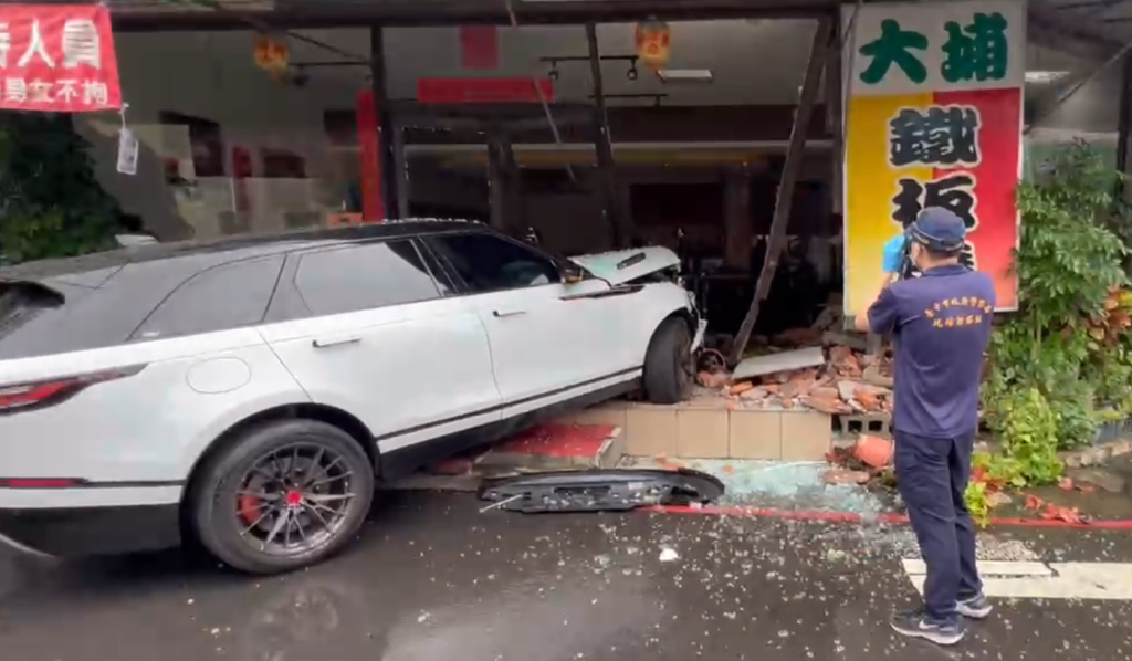 台中死亡車禍！休旅車衝入鐵板燒店駕駛當場死亡　脖子有深長利刃傷