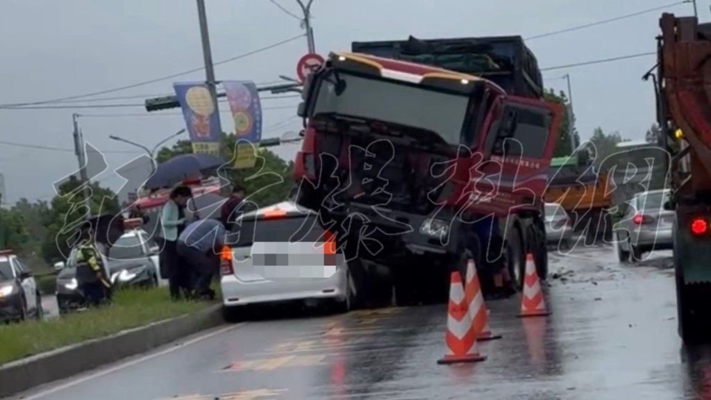 快訊／台9線嚴重事故！自小客車頭遭聯結車「壓扁」警消搶救中
