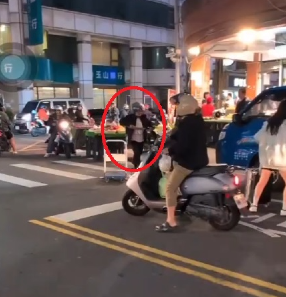竹南街頭勸違停引發互毆! 1男亮刀警追緝中