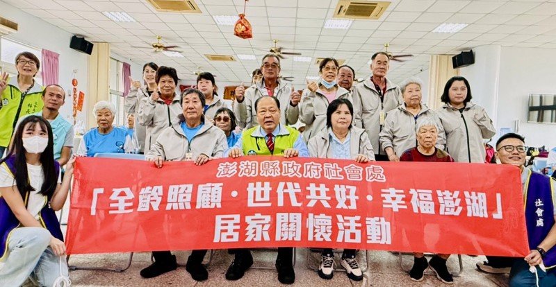 陳光復慰勉東文社區服務志工 贈保暖外套傳遞冬日暖意