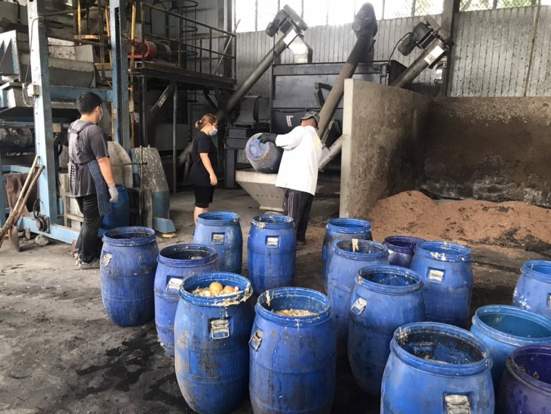 不肖業者強行闖入屏東縣焚化廠偷倒廚餘 環保局當場查獲移送法辦 嚴正譴責違法行徑 呼籲業者勿以身試法