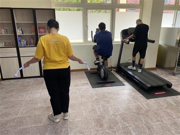 ▲憨兒們進行健康體能課程。(圖/喜憨兒基金會提供)
