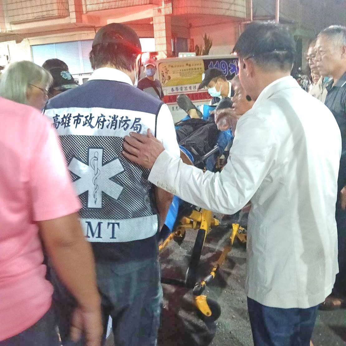 ▲許智傑陪同救護人員將長輩送上救護車送醫,貼心舉動民眾深受感動(記者 李堂安 翻攝)