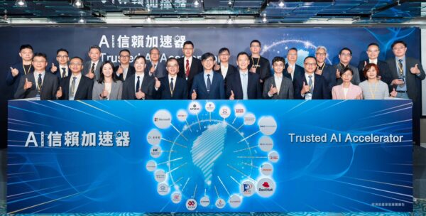 國際大廠與在地業者齊聚啟動「AI信賴加速器」,展現推動AI應用落地的決心。包括 Dell Technologies、Microsoft、Red Hat 等國際企業及多家台灣科技業者共同參與,目標兩年內完成百件AI落地案例,打造可信任AI生態系。圖/主辦單位