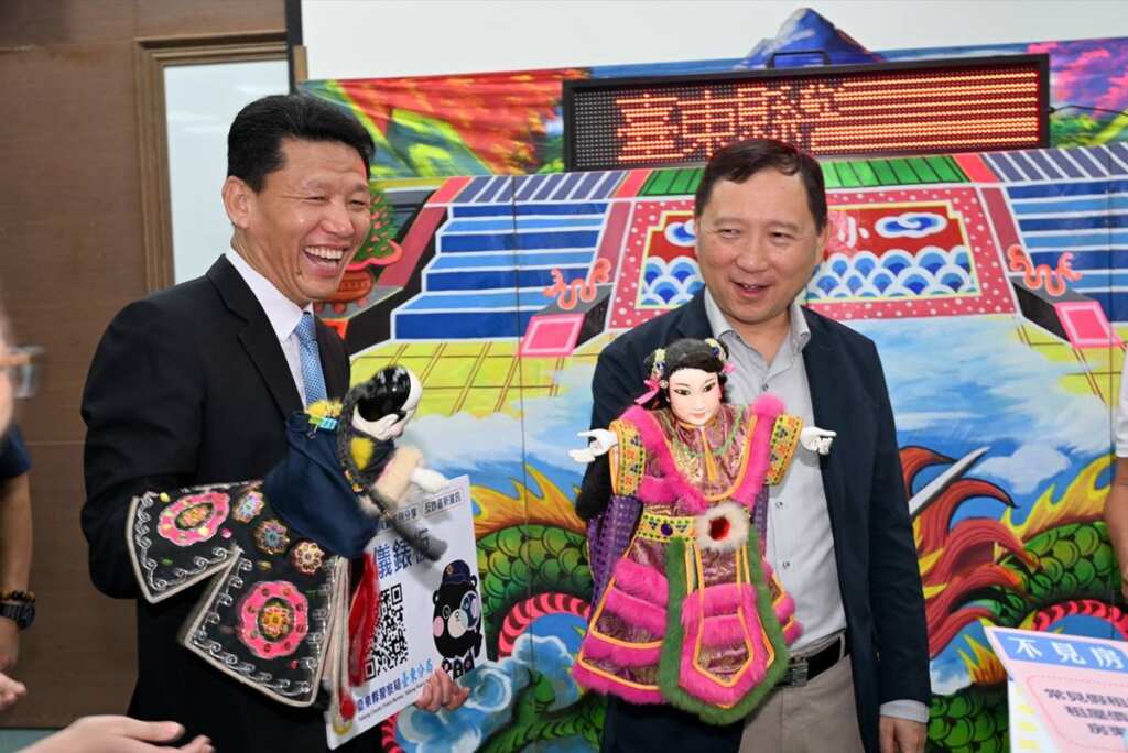 ▲戲說防詐真功夫,臺東縣警局邀傳統布袋戲團共同阻詐。