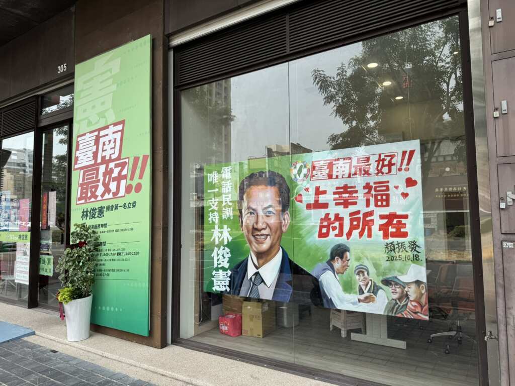 ▲顏振發老師以其獨特的電影海報筆觸與鮮明色彩,細膩描繪出林俊憲神情。