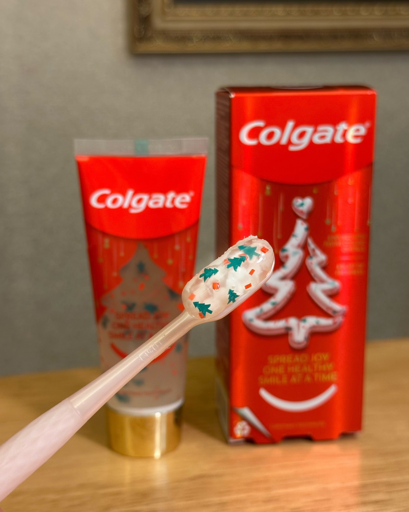 高露潔聖誕樹牙膏有很應景的水溶性聖誕樹閃片,成為年末的熱門搶手貨。圖/讀者提供