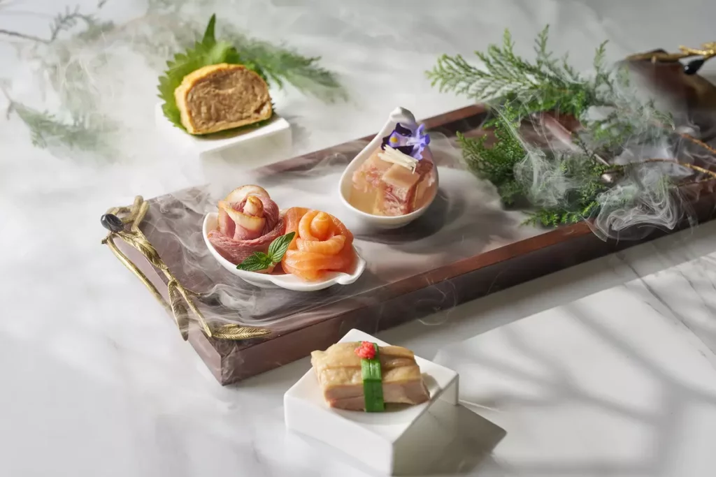 前饌由鴛鴦海陸玫瑰花（中）、埔里紹興醉雞腿（下）、鎮江水晶胭脂肉（右）、茶燻金縷香素鵝（上）四道江浙手工料理組成，口感豐富。（台北福華大飯店提供）