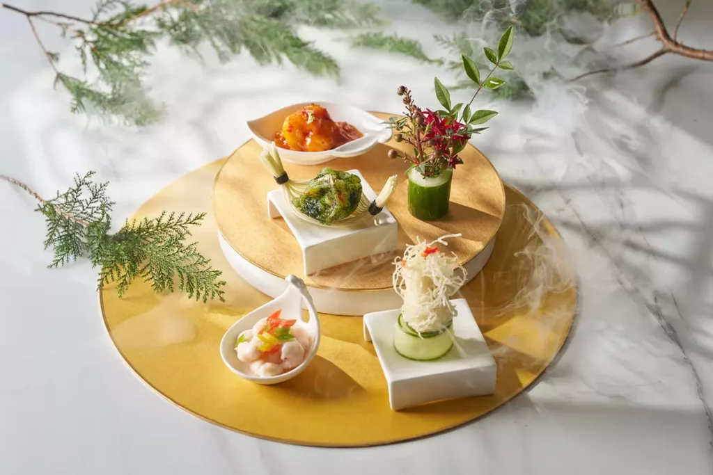 海鮮河饌嚐珍饈由河蝦仁、海蝦、龍蝦和藍斑鱈四種海鮮、河鮮組成。（台北福華大飯店提供）
