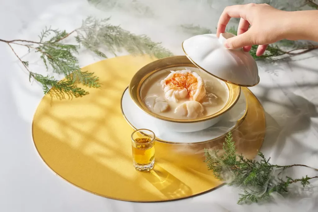 瓊漿玉帶藏珍寶的靈感來自台灣傳統農業社會料理米麋（米湯），主廚還另外以雞湯、日本干貝熬製高湯更添風味。（台北福華大飯店提供）