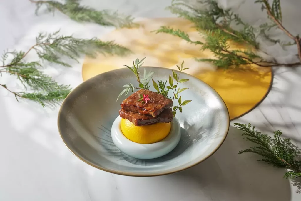秘醬和牛佐鮮蔬選用日本和牛，肉與油花的平衡，讓這道料理品嚐起來更加細緻。（台北福華大飯店提供）