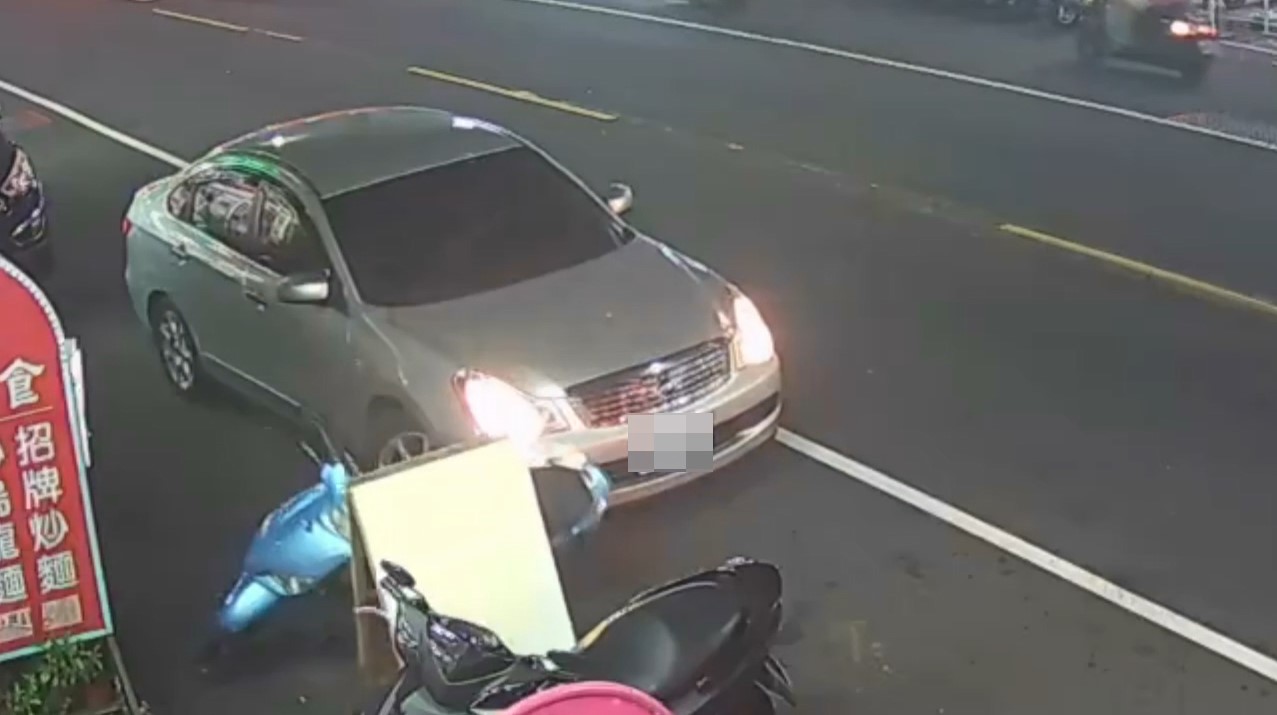 ▲圖說：自小客車起步時不慎撞倒林女機車及招牌，駕駛劉女將機車及招牌扶起後就逕行離開 （圖／台中市政府 提供）