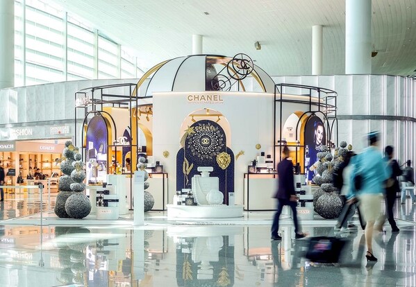 與香奈兒五號共度星光假期：韓際新世界免稅店在仁川機場開設夢幻大型展台