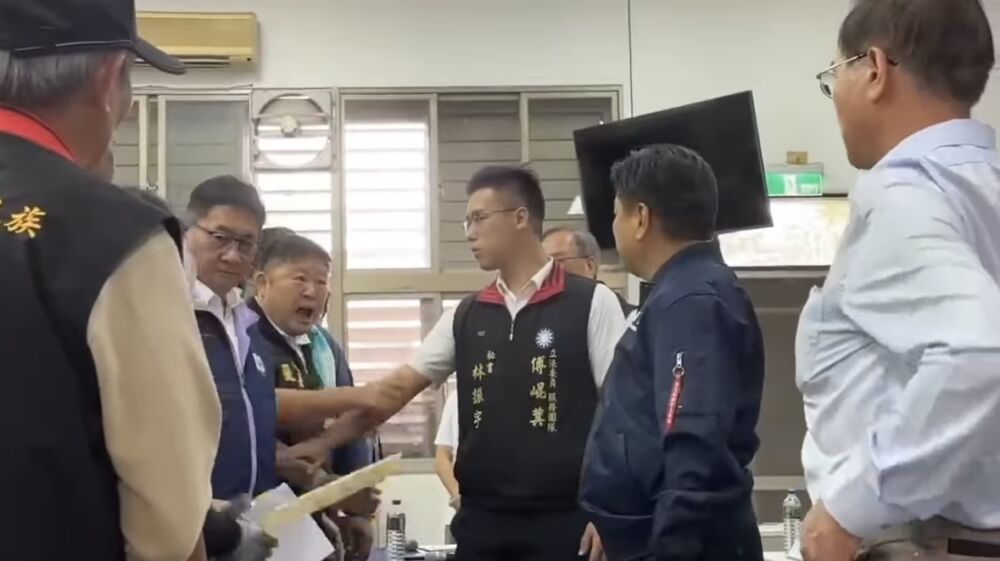 花蓮國民黨籲張峻為暴力踹桌道歉 傅崐萁今至地檢署提告 212 花蓮國民黨籲張峻為暴力踹桌道歉 傅崐萁今至地檢署提告 211