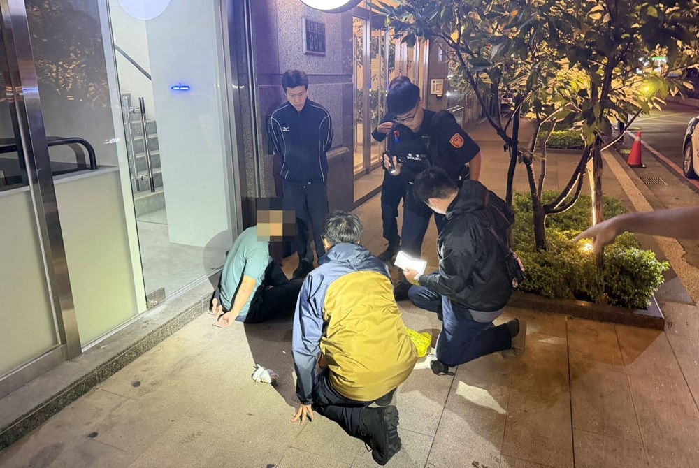 提款太忙 馬籍男提款機前多次領露餡警跟監抓2嫌 221 cnews204251028a13jpg