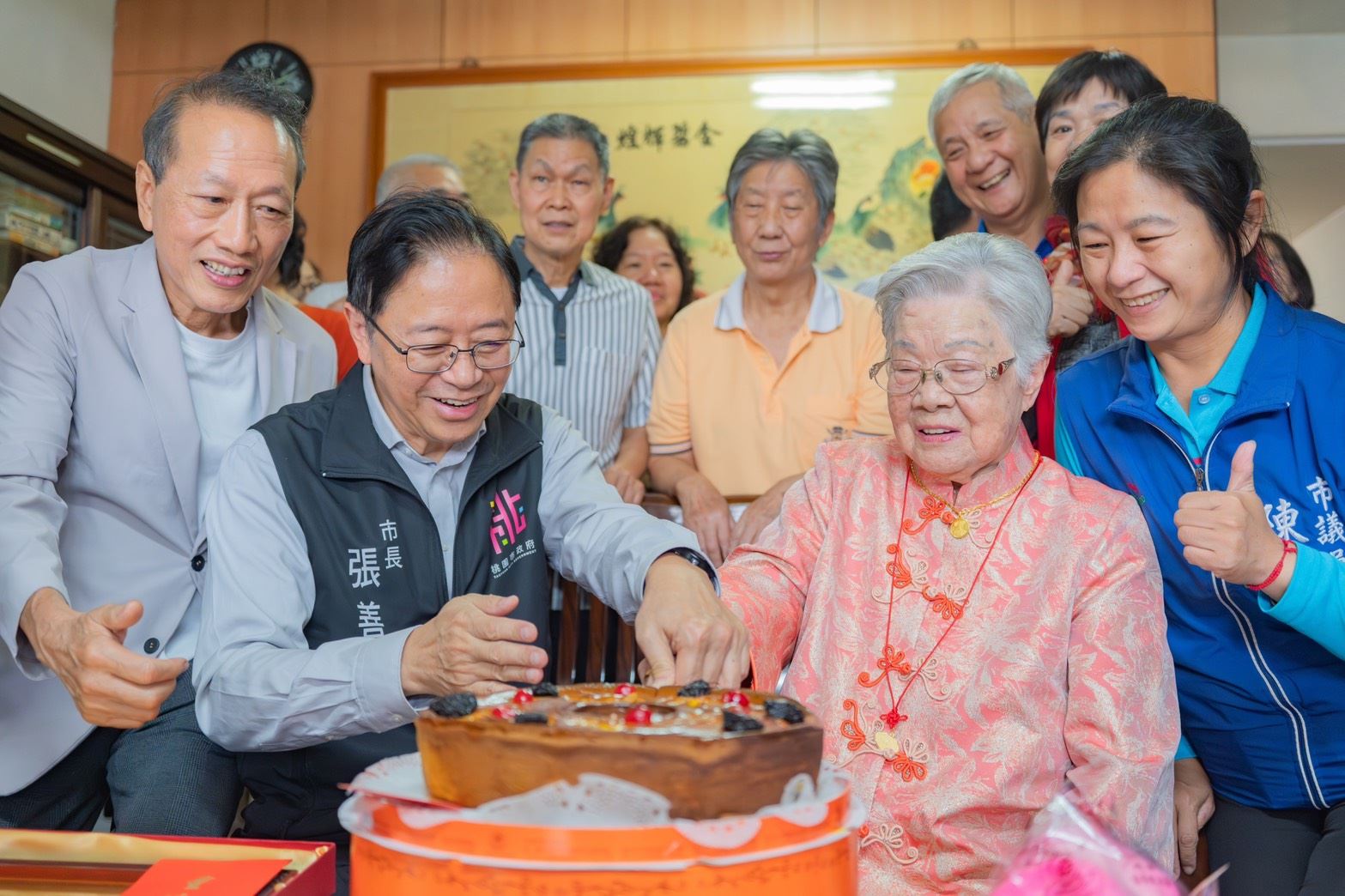 桃園百歲人瑞展現終身學習精神 張善政到府祝壽贈金戒指、獎牌 73b0efbf 04a7 4e1c ada7 9bec162bdbf1