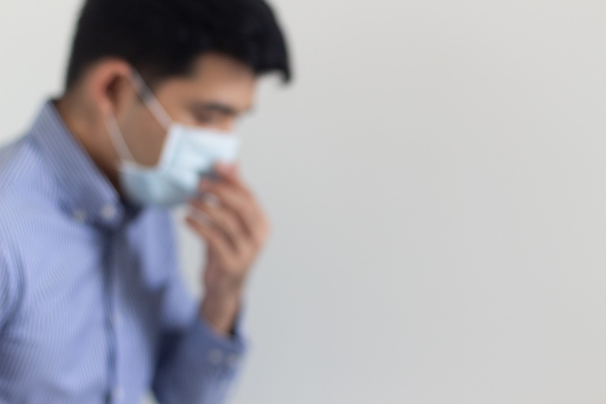 流感仍處流行期!疾管署延長公費抗病毒藥適用至明年11月中 blurred side view man wearing medical mask covid 19 coronavirus 2