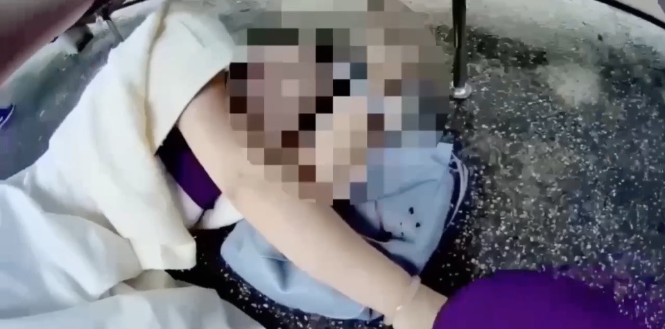 黃姓女子倒臥在公車等候區木椅旁,陳員獲報後立即前往查看。