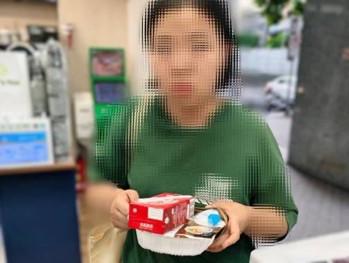 女子獲贈便當及飲品,十分感謝員警。