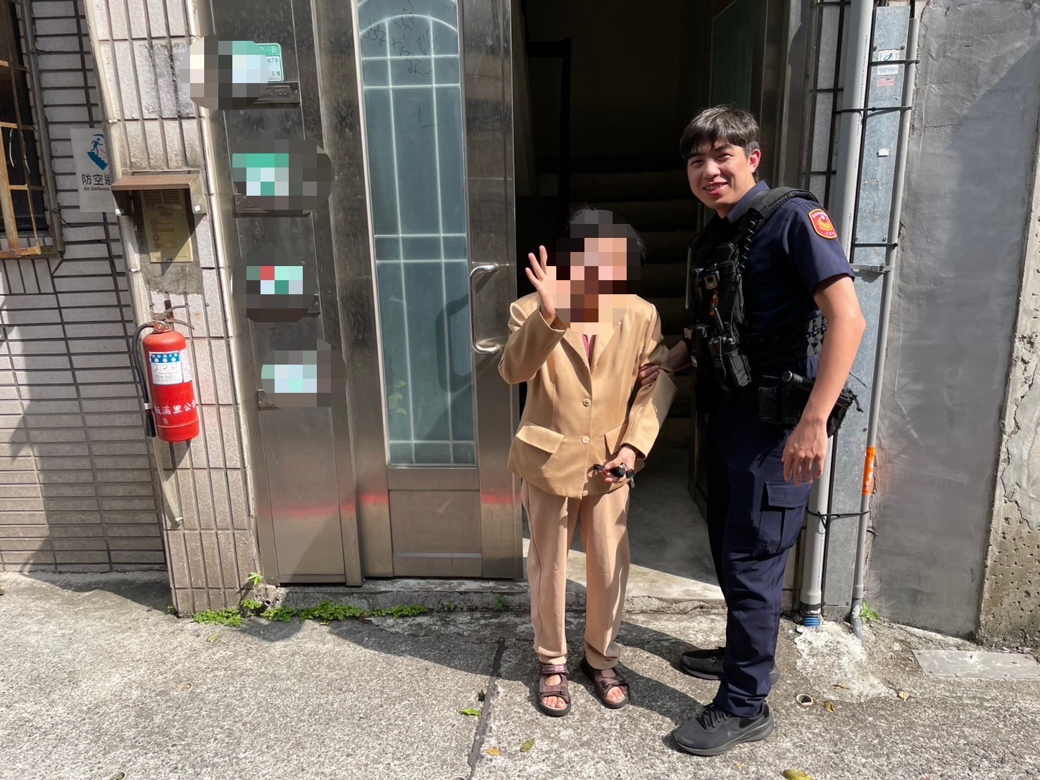 中正二警員陪同李姓婦人平安返家畫面。(圖/記者 張泓笙翻攝)
